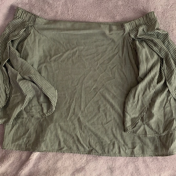 Adorable off the shoulder seersucker top - Picture 2 of 8